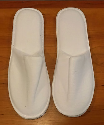 ADULT UNISEX TRAVEL SLIP-ON SLIPPERS ONE SIZE WHITE W/ WHITE TRIM NEW IN PACKAGE