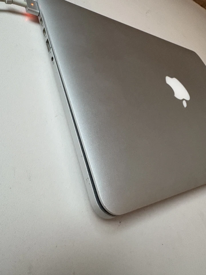 Apple Retina MacBook Pro - 13" Display - 2014 - i5 2.8GHz - 512GB SSD - 8GB RAM - Image 4 of 4