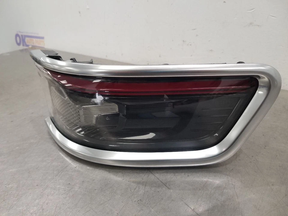 22 JEEP GRAND WAGONEER TAIL LIGHT TAIL LAMP RIGHT PASSENGER QUARTER MOUNTED - Image 3 of 4