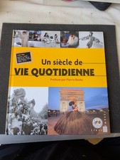Livre  la Poste.Un siècle en marche . Avec Timbres et Pochettes.Vie quotidienne.