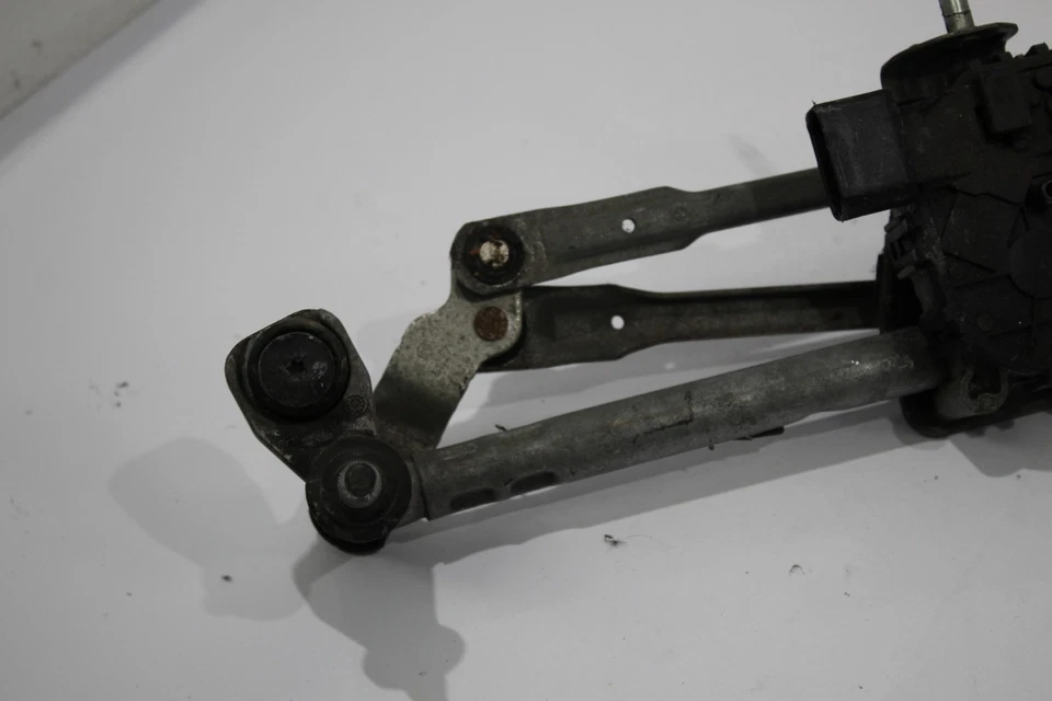 Motor e mecanismo limpador de para-brisa VW Vento 5C Mk6 6R2955119A 6R2955023C - Imagem 2 de 4