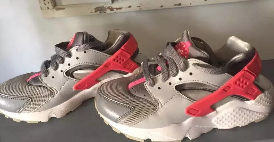 NIKE HUARACHE RUN GS WOLF GREY HYPER PINK SZ 3.5Y. 654280 006