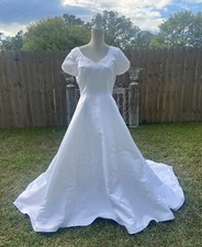 Simple Elegance NWT White Short Sleeves V-Neck Wedding Dress Long Train Size 14