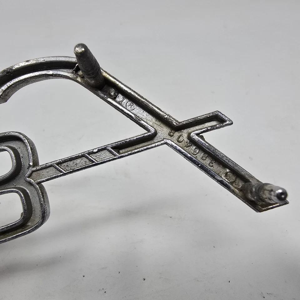 Insignia emblema guardabarros Oldsmobile 1964-1965 F-85 386408 pieza OEM Foto 4 de 4