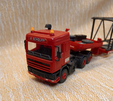 1:87 DAF 95.400 Zugmaschine mit Scheuerle Flachbett-Auflieger und Ladegut Gitter