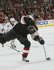 Jonathan Sim Philadelphia Flyers dispara el disco v the Edmon - Foto de hockey sobre hielo
