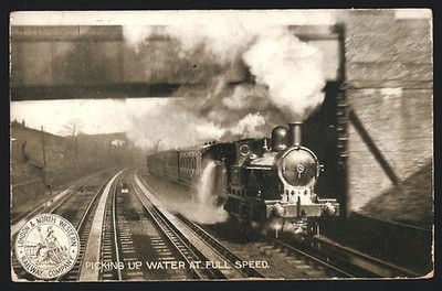 AK Picking up the water at full speed, Eisenbahn, englische Eisenbahn 1907 