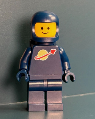 LEGO Classic Space Dark Blue Minifigure Astronaut 2025 NEW