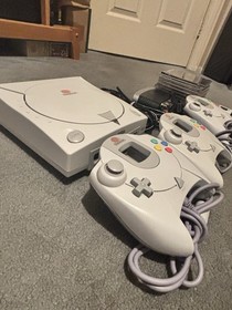 Dreamcast console bundle. Lightly Used & In Great Condition. Comes Ready 2 Use