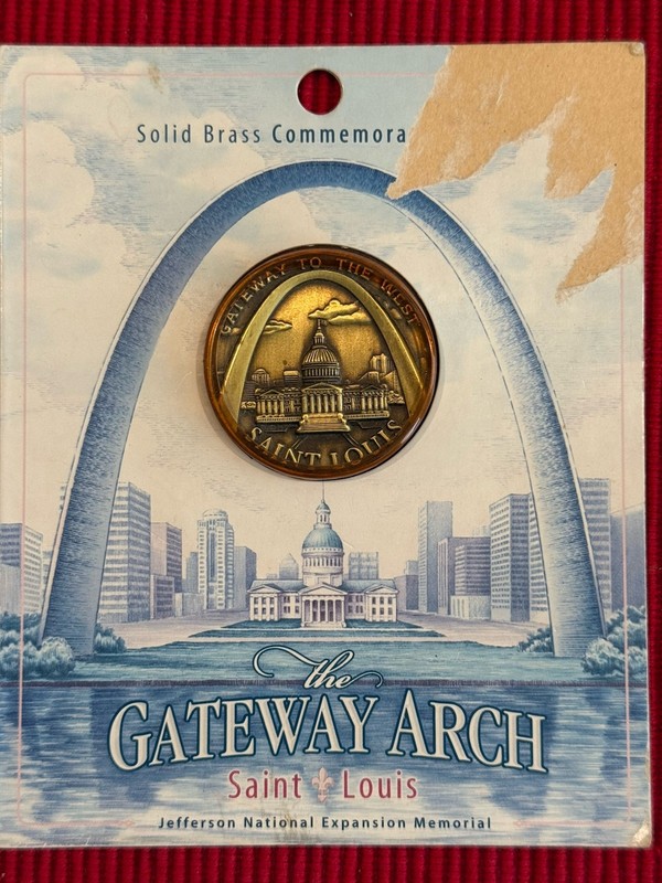 BRAND NEW GATEWAY ARCH SAINT LOUIS SOLID BRASS COMMEMORATIVE COIN 
