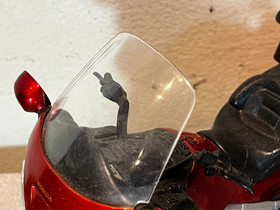 2010 Honda Gold Wing Burgundy 1/12 Diecast Motorcycle Model by New Ray - Image 4 of 4