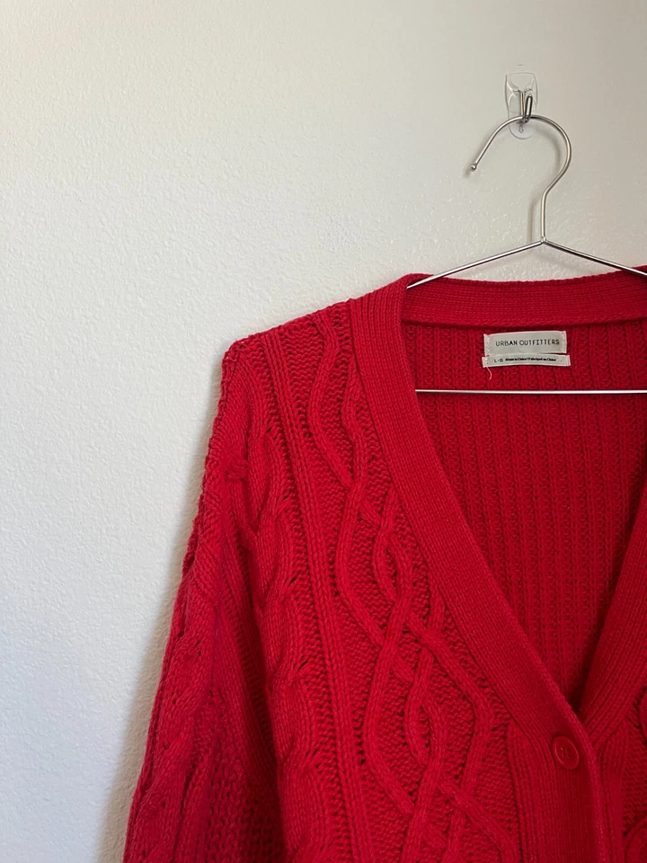 Suéter cárdigan tejido con cable Elena de Urban Outfitters para mujer en rojo talla GRANDE Foto 2 de 4