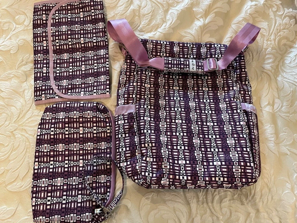 Bolso cruzado de pañales JuJuBe Be Hip in Ju Berry cuadrados con almohadilla y sé rápido Foto 3 de 4