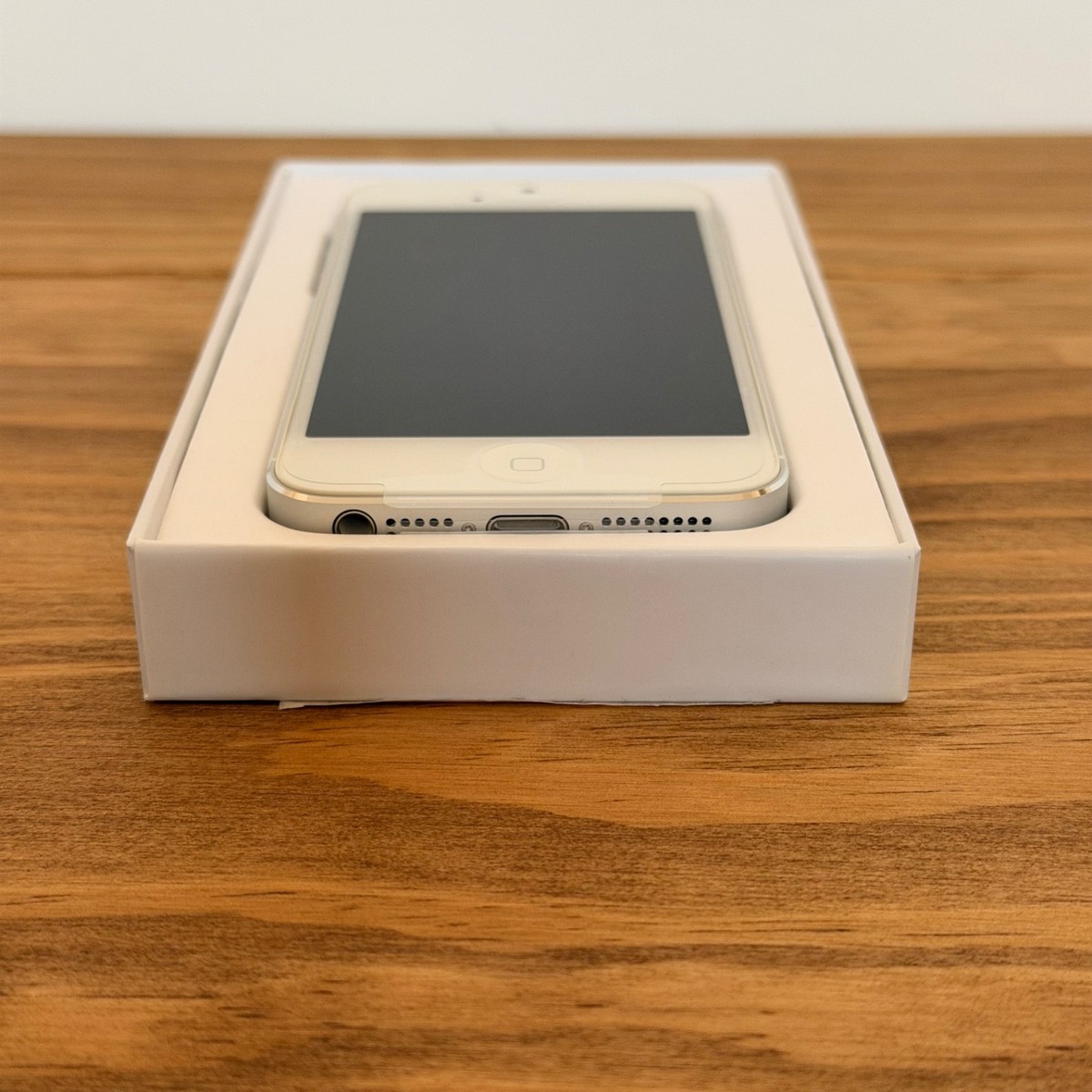 Apple iPhone 5 - 64GB - White & Silver (Unlocked) A1429 (GSM) for