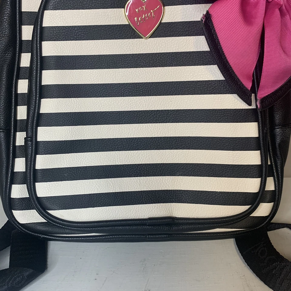 Mochila Betsey Johnson Negro Blanco Rayas Rosa Lazo Deletrear Cuero Sintético Foto 3 de 4