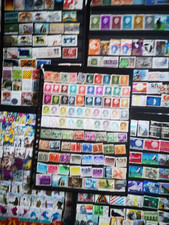 Timbres  PAYS BAS   plus de  320 timbres différents  avec anciens série oblitéré