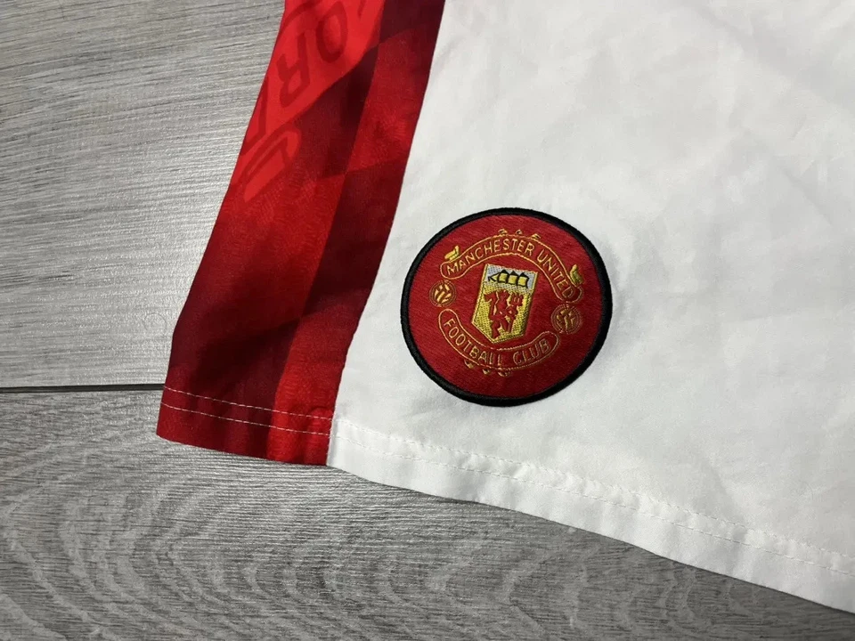 Pantalones cortos de fútbol local Manchester United 1996/98 Umbro Foto 2 de 4