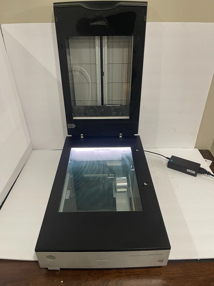 Escáner fotográfico plano Epson Perfection V700 J221A viene con adaptador de corriente probado Foto 2 de 3