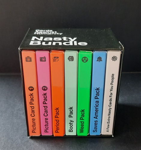 CARDS AGAINST HUMANITY: NASTY BUNDLE 6 BUSTE A TEMA BRUTTE + 10 CARTE NUOVE NUOVE CON SCATOLA - Foto 1 di 15
