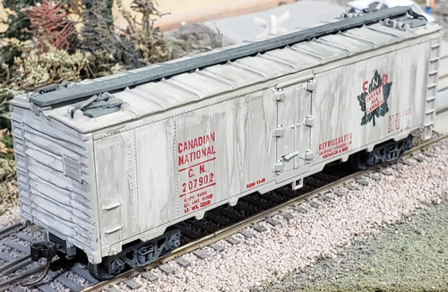 Athearn Blue Box HO Scale Weathered Canadian National (CNR) 40' Refrigerator Car - Picture 8 of 16