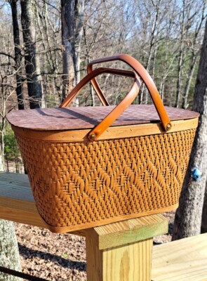 美品　Vintage picnic basket Vintage Red-man Picnic Basket Metal Handle Plates Cups Wicker USA