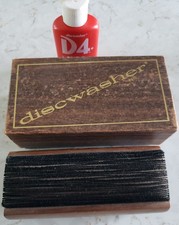 VTG Myjka tarczowa Pielęgnacja płyt Szczotka winylowa i pudełko oraz częściowo wypełniony płyn