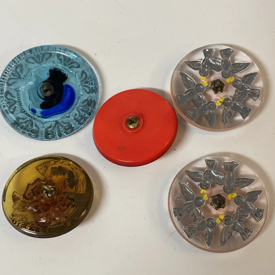 Antique Large Glass Button Lot Is 5 Buttons Cameo Birds Cameos - Image 3 of 4