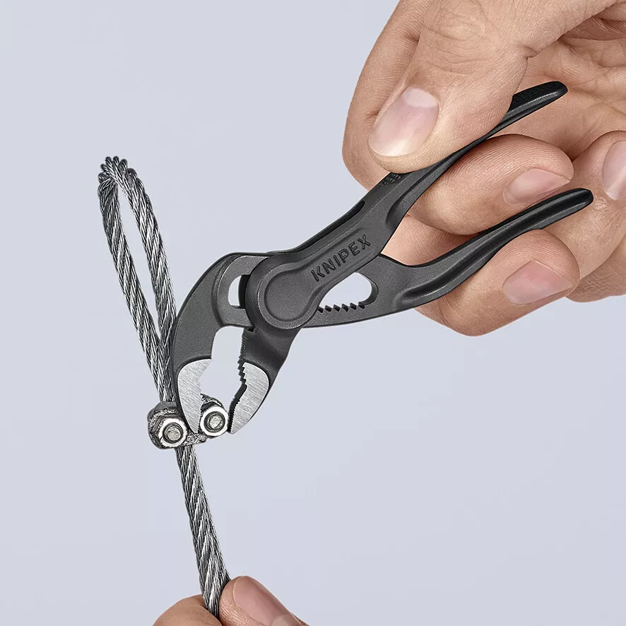 Small clearance adjustable pliers