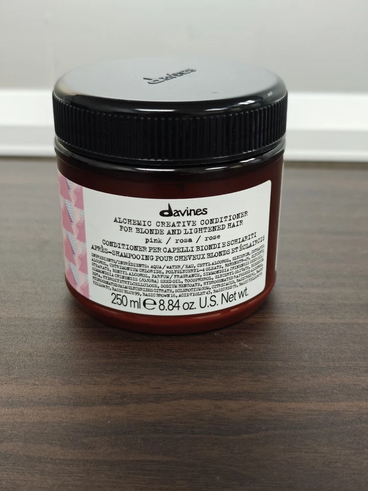Acondicionador creativo Davines Alchemic rosa para cabello rubio y aclarado 8,84 oz Foto 2 de 4