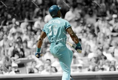 GA548 Bo Jackson KC Royals Breaks Bat 8x10 11x14 16x20 Spotlight Photo