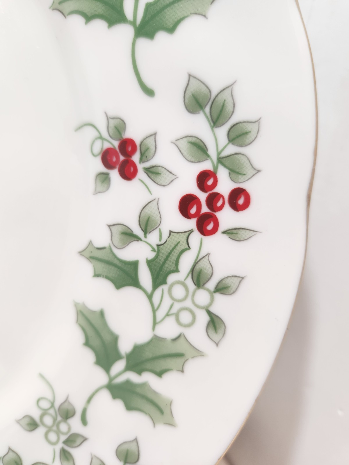 Gibson Housewares Christmas Charm Delight Holly Berry 10" Dinner Plates Set of 4