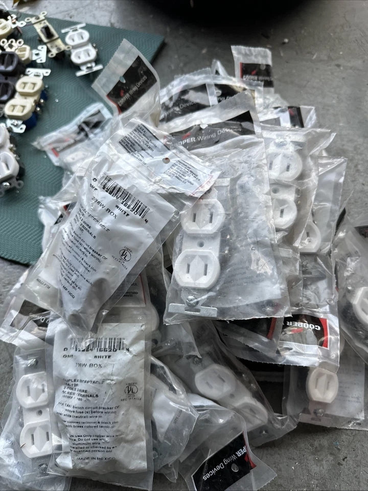 Lot Of over 40 COOPER WIRING DEVICES 736W Duplex Non-Ground 2 Pole-2 Wire 15A .. - Image 2 of 4