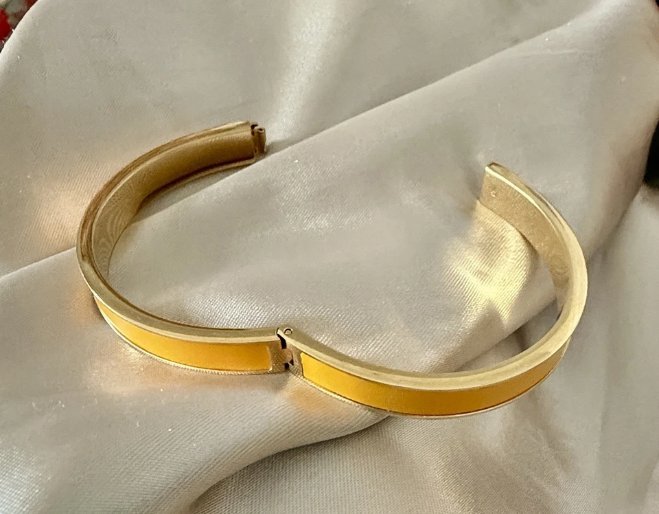 Brazalete mediano con bisagras de oro Tory Burch con incrustación de esmalte amarillo nuevo Foto 3 de 4