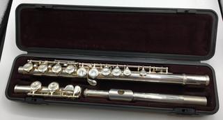 Flauta Yamaha 211Sii en caja original Níquel plata (SE 117M)