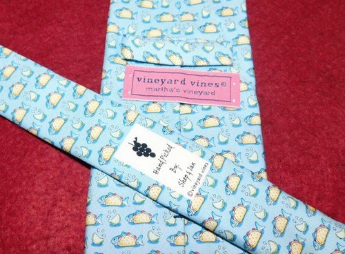 VINEYARD VINES MADE IN U.S.A. LIGHT BLUE/YELLOW/RED FISH MOTIF TIE - NECK TIES. - Picture 3 of 3