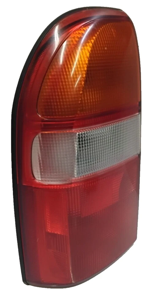Chevrolet Tracker : 1999, 2000, 2001, 2002, 2003, 2004, Left Driver Tail Light - Image 4 of 4