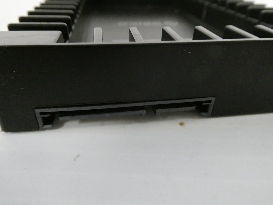 Orico 2.5 to 3.5 inch hard disk converter adapter caddy - Image 4 of 4