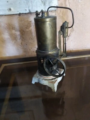 ancienne machine a vapeur DOLL verticale en laiton et base en fonte - Photo 1/4