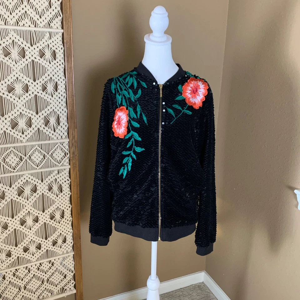 Jaqueta Bombardeiro Gianni Bini Lantejoulas Tamanho Pequeno Preta Bordada Flores - Imagem 2 de 4