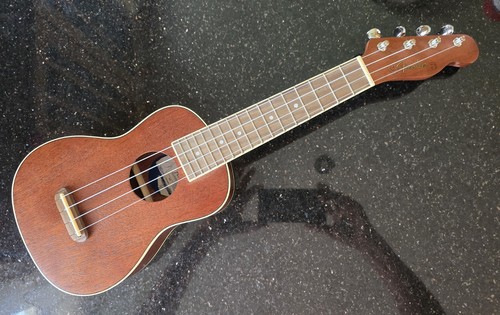 Fender California Coast Ukulele Seaside-Nat Acoustic Instrument Ukelele w Case