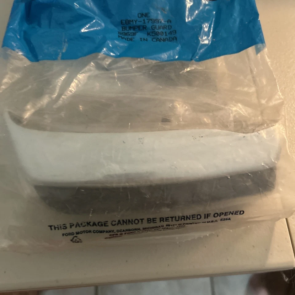 Protector de parachoques derecho E8MY-17997-A - 1988-91 MERCURY COLONY PARK Foto 3 de 4