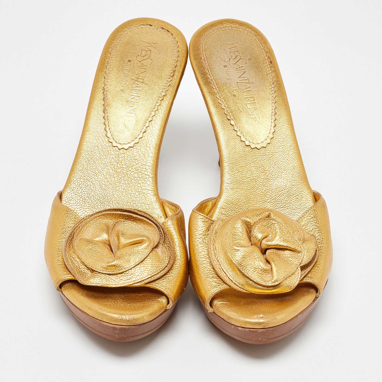 Sandali con plateau Yves Saint Laurent in pelle oro metallizzato Najda rosetta taglia 36