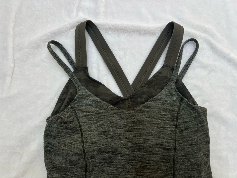 Camiseta sin mangas Lululemon para mujer 6 verde jaspeado y camuflaje Run For Gold de dos capas Foto 2 de 4