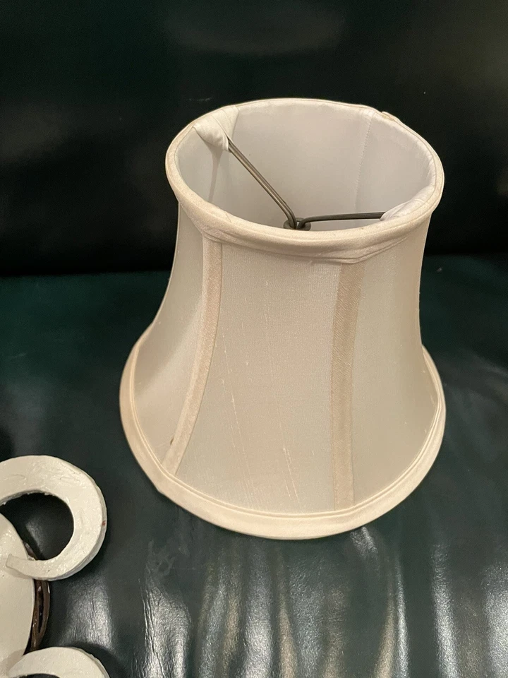 Par de apliques de pared de hierro pintado blanco vintage con cable con pantallas de lámpara funciona 100 % Foto 4 de 4