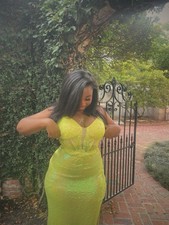 Selling Yellow Windsor Prom Dress.Great Condition.No Zip In Back.I’m 5’0 Size L