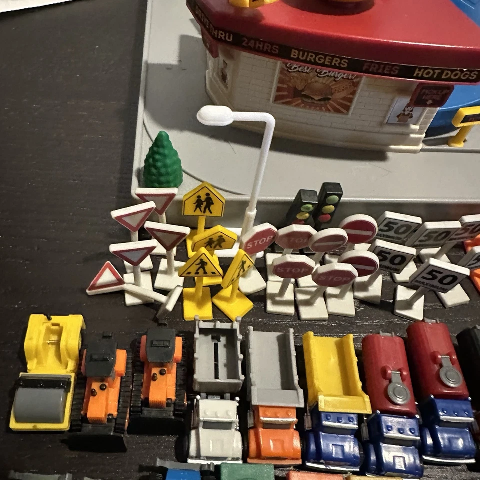 Driven by Battat Pit Stop Gas Station Vehicles Roads & Other Accessories - Image 3 of 4