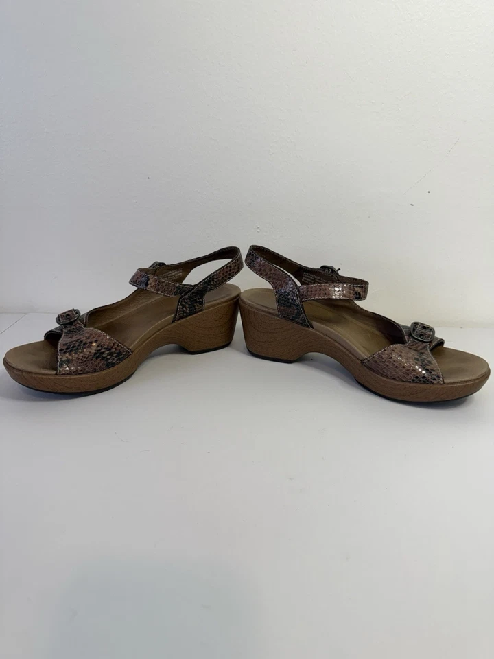 Sandalia cómoda con correa al tobillo de cuero serpiente marrón Dansko Joanie 4O Foto 4 de 4