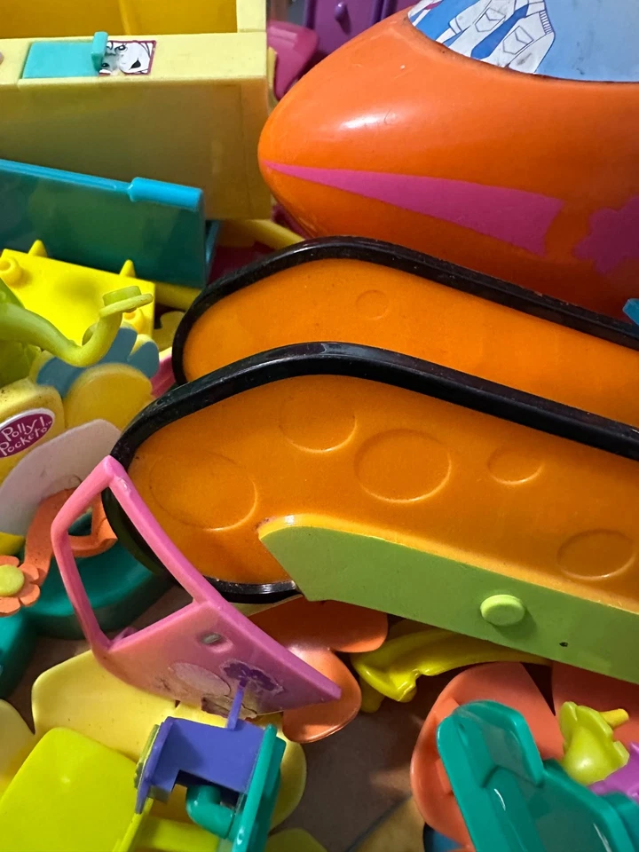 Vintage Polly Pocket Lot – Airplane, Park, Flower, and Salon Play Sets - 1990s - Imagem 3 de 4