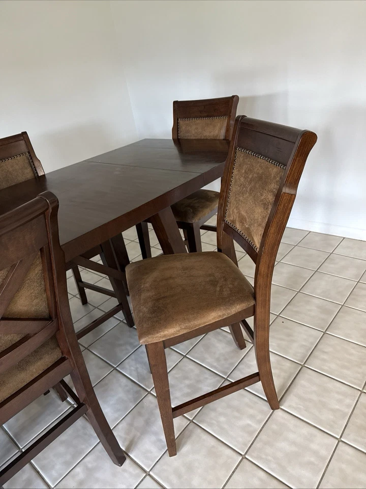 ROOMS TO GO - JUEGO DE MESA DE COMEDOR DE MADERA OSCURA CON 6 SILLAS - EXCELENTE ESTADO Foto 3 de 4