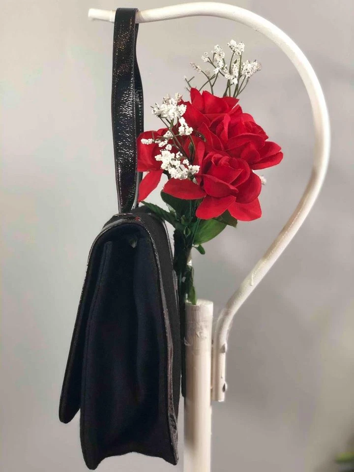 Bolso de hombro rectangular HOBO INTERNATIONAL de gamuza negra con adornos de charol Foto 4 de 4